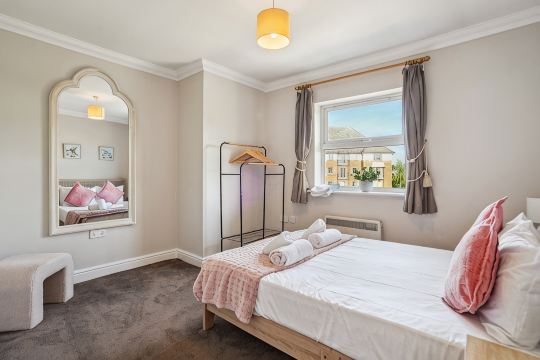 2-Bdr Apt -Balcony-Parking-Near Castle By Tempstay