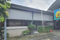 Angrumba Family Homestay Syariah near RSUD Caruban Mitra RedDoorz Hotel di Mejayan