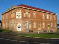 Central Springs Inn Отели рядом с достопримечательностью «Конвент Дейлсфорд»