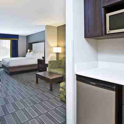 Holiday Inn Express & Suites Ann Arbor West Rooms