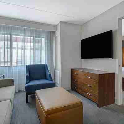 Embassy Suites by Hilton Detroit Metro Airport Rooms