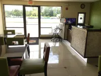 Super 8 by Wyndham Brunswick/St Simons Island Area Hotels in Dock Junction