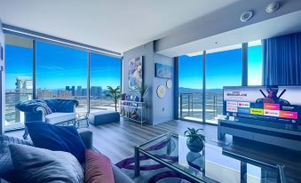 Panoramic Strip Views Open Balcony Free Parking High Floor Sleeps 4