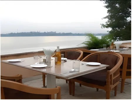 Hotel Ranjits Lakeview