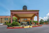 Econo Lodge Inn & Suites