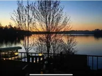 Lake Nokomis 4-bedroom Lakeside Spacious Cottage Hotels in Nokomis