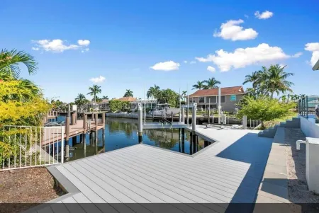 Bella Fratelli Marco Island 🏝️  With Electric Lift Pier Отели рядом с достопримечательностью «Hideaway Beach»