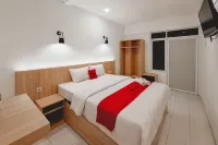 RedDoorz at Grand Mirza Near Pasar Grosir Batik Setono Pekalongan Hotel dekat Masjid Al - Irsyad