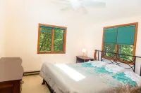 Lakefront- Hot Tub/Foosball table/Pool table/Kayak