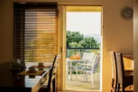 Rayville Boat Houses Hotels in Apollo Bay