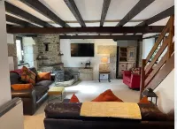 Oozing charm!! Character Cottage - Dog Friendly With Luxury Hot tub & Log Burner