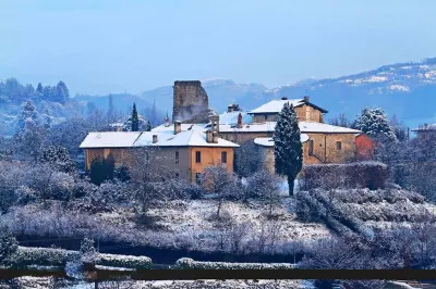 Castello di Cernusco Lombardone فنادق في Calco