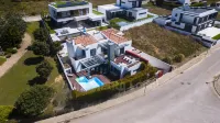 Aqua Villa by Acasadascasas