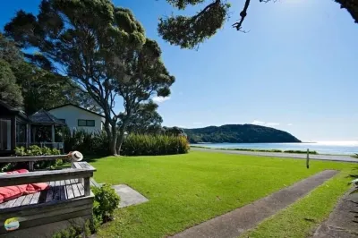 Beachside Bach - Long Beach - Absolute beachfront!  Great family holiday home. Hotels in der Nähe von Russell