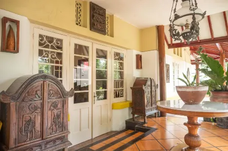 Monginsidi Guest House Syariah Malioboro Yogyakarta Mitra RedDoorz Отели рядом с достопримечательностью «Tugu Yogyakarta Monument»