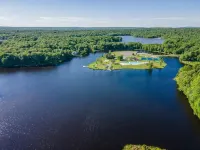 Lakefront - Sleeps 14 - 5 bedrooms - 3 bathrooms - 2 Gamerooms - Hot tub