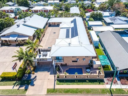 Emerald Central Palms Motel Отели в г. Эмеролд