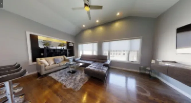 Two-story condo in luxury townhouse. Free parking.