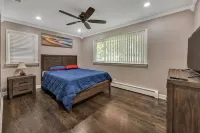 4bd house, Hot-tub, full-basement, pool table & big yard,3 full bathroom. Hotels in Bloomingdale Township