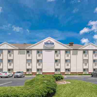 Suburban Studios Melbourne Airport Hotel Exterior