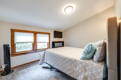 Portage Lakes Escape - 5 Bedroom Lakefront Home Hotels in Coventry Township