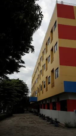 Sentosa Hotel Bekasi Отели рядом с достопримечательностью «Regen Makmur Aquarium»