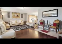 Beautiful 6000 sq ft Castle House with 4-bedroom in Chicago Hotel a Burbank