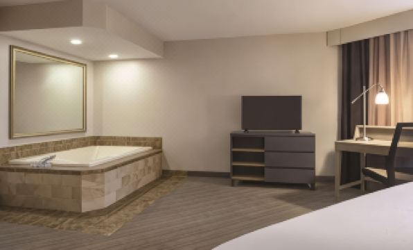 Country Inn & Suites by Radisson, Germantown, WI