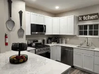 Charming 3-bedroom house with WiFi and AC in enjoyable Buffalo. โรงแรมใกล้บ้านดาร์วินมาร์ติน