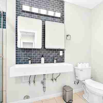 Chapel Hill/Durham Retreat; hot tub, massage chair, massaging shower. Rooms