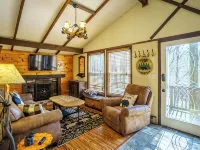 Charming Beech Mountain Chalet – 2BR + Loft - 5 Mins to Ski Slopes & Restaurants ビーチ・マウンテンのホテル