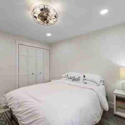 Beautifully remodeled, spacious 4-bedroom house in peaceful Eugene with WiFi, AC Rooms