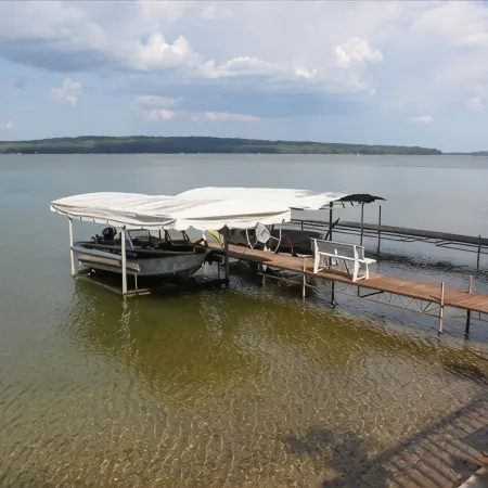 Beautiful Hubbard Lake, Lakefront Cottage