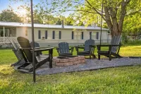 Charming 3 bedroom home minutes from NRG featuring a fire pit/outdoor games