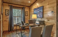 Blue Ridge Cabin, Mountain Views, Hot Tub, Game Room – Sleeps 12 Near Downtown - Bjergudsigt
