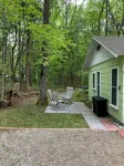 Lake Huron access wooded 2-bedroom cottage with WiFi in charming Oscoda -  Habitaciones en casas particulares