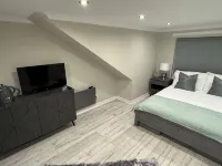 Newly Renovated Room With Private Bathroom - Sleeps 3 - 2 Beds - Wifi