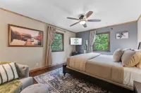 Private Pickleball Court, Sauna, Hot Tub, Heart of Branson, Sleeps 13! - 4-Star