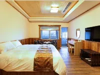 Dragon Manor Resort Hotels near Small Swiss Garden