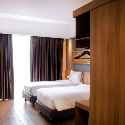 Ayola First Point Hotel Hotel dekat Lembah Sari Artificial Lake