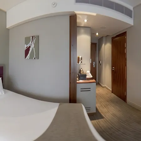 Holiday Inn JOHANNESBURG - ROSEBANK by IHG Отели рядом с достопримечательностью «Скай-Боно Дисковери Центр»
