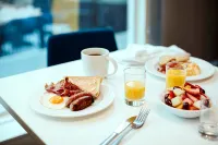 Holiday Inn & Suites BLOOMINGTON-AIRPORT by IHG - breakfast