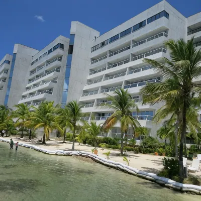 GHL Hotel Sunrise Hoteles cerca de Playa Principal