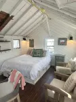Lovely studio steps to the beach in Dennis port - 3-Star