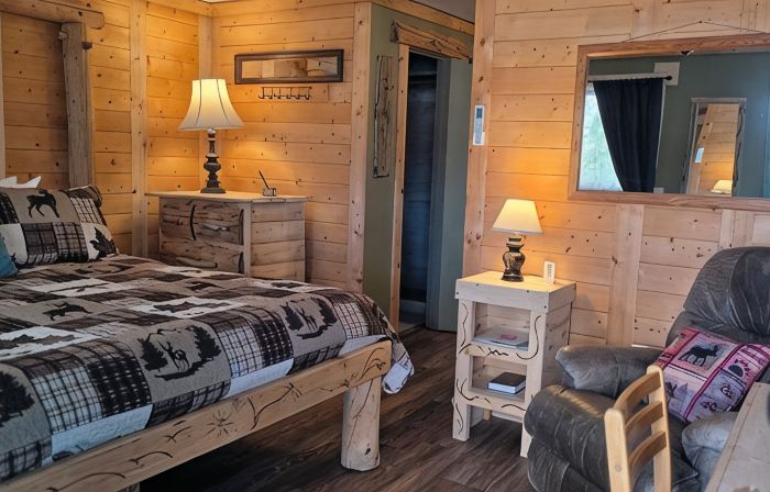 Unit 2: King Bed Suite with Full Kitchen at the Cedaredge Lodge