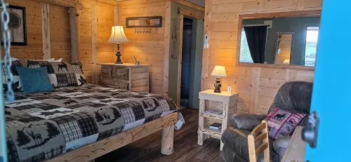 Unit 2: King Bed Suite with Full Kitchen at the Cedaredge Lodge