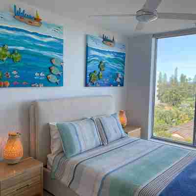 NEW BEACH Luxury 3B 2B unit - Ocean Views! 250m to Buddina Beach! Rooms