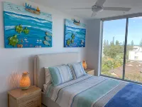 NEW BEACH Luxury 3B 2B unit - Ocean Views!  250m to Buddina Beach! - 홈스테이