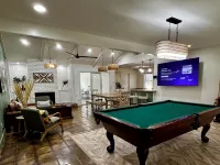 Big Heated Pool w Sunroom, Centrally-loc. Luxury in Houston, Billiards, Sleeps16 - Private Pool