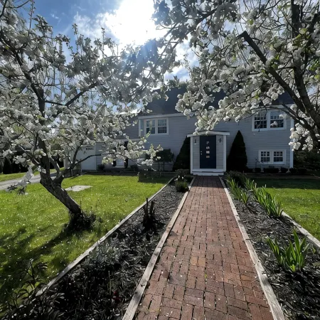 Charming 4-bedroom house with game room loft, WiFi and AC in Wells near harbor